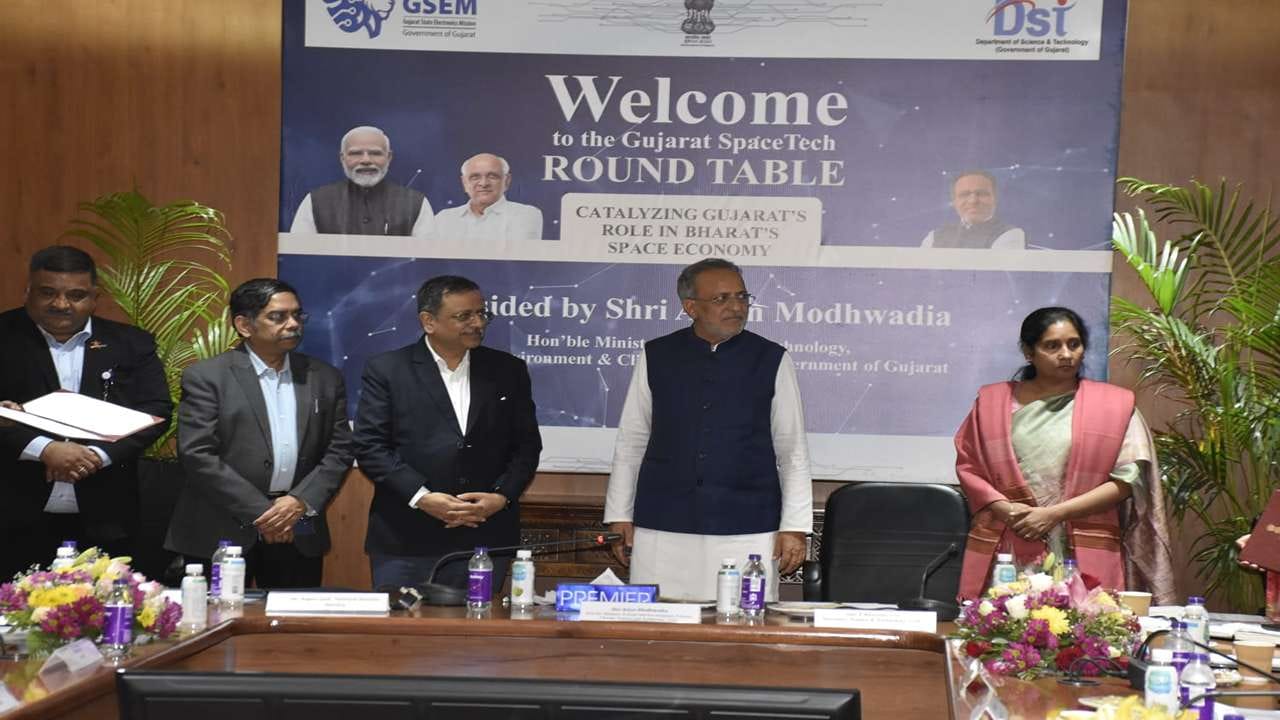  ગુજરાતના  વિજ્ઞાન અને ટેકનોલોજી, વન અને પર્યાવરણ, મંત્રી  અર્જુન મોઢવાડિયાની ઉપસ્થિતિમાં, ગુજરાત સરકારે Optimized Solutions, Catalyx, Piersight Space, Spantrik, Satleo Lab, અને Orbit Space જેવી છ અગ્રણી SpaceTech કંપનીઓ સાથે Memoranda of Understanding (MoUs) પર હસ્તાક્ષર કર્યા હતા.