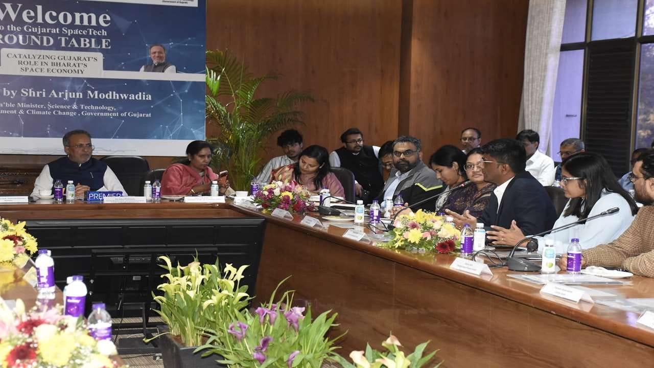 ગુજરાતના વિજ્ઞાન અને ટેકનોલોજી મંત્રી અર્જુન મોઢવાડિયાએ આજે ગુજરાતને સ્પેસ સેકટરમાં પણ નંબર વન બનાવવા માટે 6 અગ્રણી સ્પેસ ટેક કંપનીઓ સાથે MOU સાઈન કર્યા હતા.