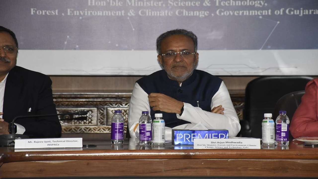  અર્જુન મોઢવાડિયાએ અધ્યક્ષ પદે - હાઈ ઈમ્પેક્ટ Business-to-Government (B2G) બેઠક  યોજાઈ હતી. આ બેઠકે ઉદ્યોગ જગતના નેતાઓ અને રાજ્ય સરકાર વચ્ચે ગુજરાતના સ્પેસ સેક્ટર માટેના વ્યૂહાત્મક વિઝનને અમલમાં મૂકવા માટે ઊંડા જોડાણનું મંચ પૂરું પાડ્યું હતું.