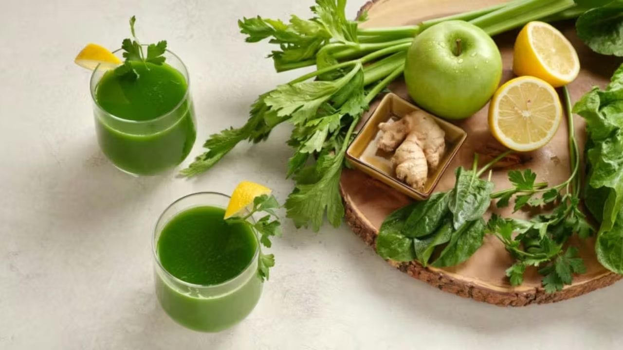 જો તમારી આંખો ઝડપથી થાકી જાય અથવા તમારી દ્રષ્ટિ ઝાંખી થઈ જાય, તો પાલકનો રસ મદદ કરી શકે છે. તે આંખોની ચેતા અને રેટિનાને પોષણ આપે છે, દ્રષ્ટિ સુધારે છે અને સ્પષ્ટ દ્રષ્ટિ આપે છે.
