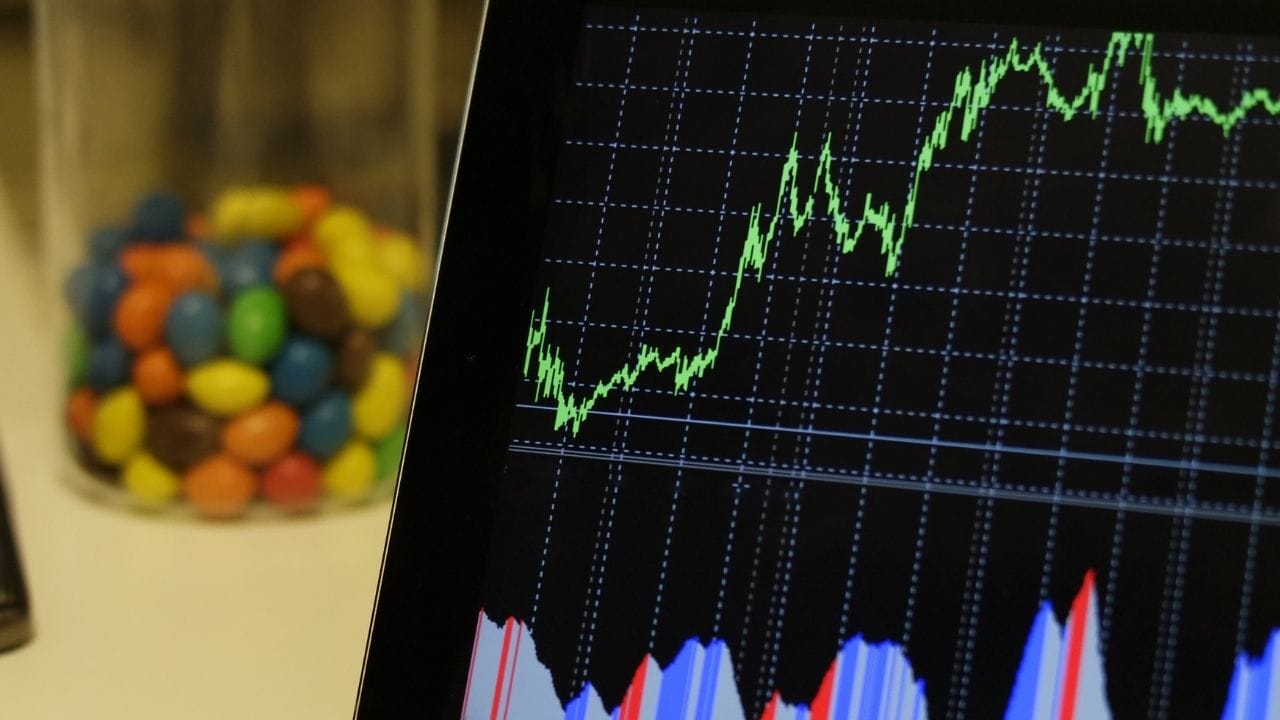 હિસ્ટોરિકલ ડેટા વિશ્લેષણ મુજબ, PSP MAST BREAKOUT ઇન્ડિકેટર દ્વારા જે શેરોમાં BUY સિગ્નલ મળ્યા છે, તેમાં મોટા ભાગે 10% થી 20% સુધીનું સ્વિંગ રિટર્ન જોવા મળ્યું છે. ખાસ કરીને વીકલી ટાઇમ ફ્રેમ પર મળતા સિગ્નલ વધુ વિશ્વસનીય માનવામાં આવે છે કારણ કે તેમાં ફોલ્સ બ્રેકઆઉટની શક્યતા ઓછી રહે છે. તેથી, આ ઇન્ડિકેટર ટ્રેન્ડ આધારિત ટ્રેડિંગ માટે ઉપયોગી સાબિત થાય છે.