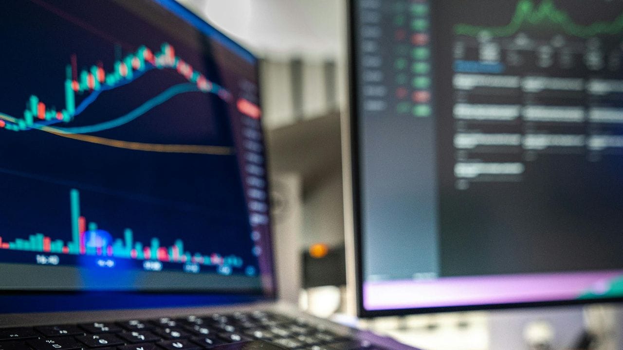 હાલનું ટેક્નિકલ સ્ટ્રક્ચર, મજબૂત પ્રાઇસ એક્શન અને PSP MAST BREAKOUT BUY સિગ્નલ દર્શાવે છે કે આવનારા 7–10 ટ્રેડિંગ દિવસોમાં ધીમે ધીમે પોઝિટિવ મૂવમેન્ટ જોવા મળી શકે છે. યોગ્ય સ્ટોપલોસ અને પોઝિશન સાઇઝિંગ સાથે ટ્રેડ કરવામાં આવે તો સ્વિંગ ટ્રેડર્સ માટે આ સેટઅપ લાભદાયી બની શકે છે. જોકે, બજારની સ્થિતિ અનુસાર નિયમિત ટ્રેલિંગ સ્ટોપલોસ રાખવો જરૂરી છે.