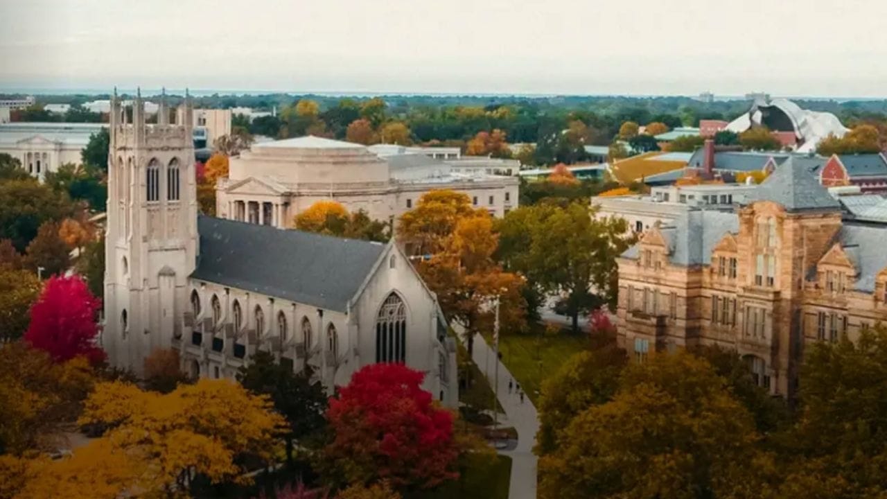 કેસ વેસ્ટર્ન રિઝર્વ યુનિવર્સિટી (ઓહિયો) : કેસ વેસ્ટર્ન રિઝર્વ યુનિવર્સિટીની સહયોગી સંસ્થા ક્લેવલેન્ડ ક્લિનિક લર્નર કોલેજ પાંચ વર્ષનો વિશેષ કાર્યક્રમ ચલાવે છે, જે બાયોમેડિકલ સંશોધન ક્ષેત્ર માટે ડોક્ટરોને તૈયાર કરે છે. ઓહિયોમાં સ્થિત આ કોલેજ દર વર્ષે માત્ર 32 વિદ્યાર્થીઓને પ્રવેશ આપે છે. અહીં પ્રવેશ મેળવનાર તમામ વિદ્યાર્થીઓને પૂર્ણ ટ્યુશન શિષ્યવૃત્તિ આપવામાં આવે છે, એટલે કે તેમને કોઈ ફી ચૂકવવાની જરૂર નથી. આ રીતે વિદ્યાર્થીઓને દર વર્ષે લાખો રૂપિયાની બચત થાય છે.