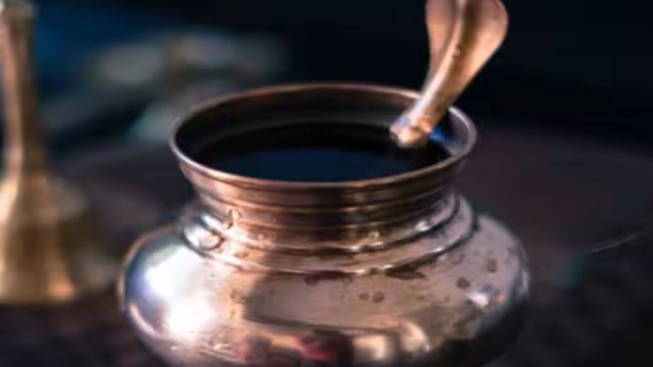 તાંબાની વસ્તુઓ - 2026માં તાંબાની વસ્તુઓ ઘરે લાવવી ખૂબ જ શુભ રહેશે. તમે તાંબાની મૂર્તિ, ફૂલદાની, કાચ અથવા અન્ય કોઈપણ વસ્તુ લાવી શકો છો. તાંબાની વસ્તુઓ સૂર્ય સાથે સંકળાયેલી છે અને તેને ઘરે લાવવાથી સંપત્તિમાં વધારો થાય છે.
