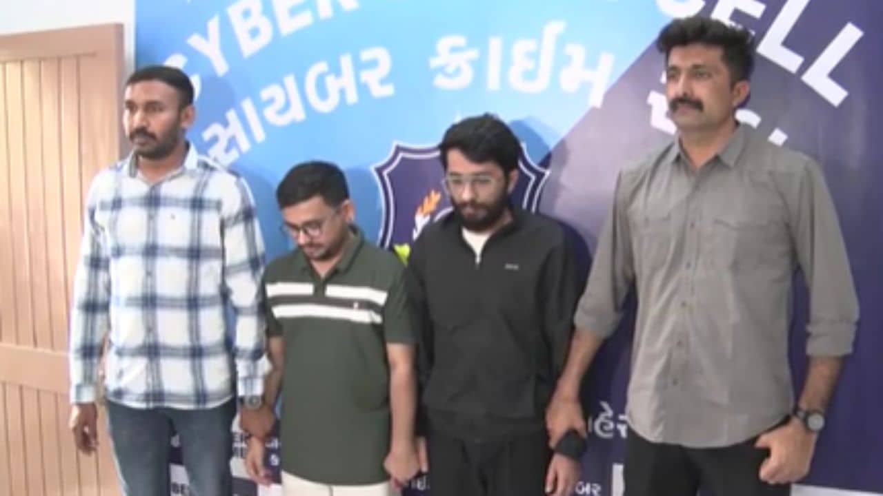 Breaking News : સુરતમાં સાયબર ક્રાઈમ રેકેટના 2 આરોપીની મુંબઈ એરપોર્ટથી ધરપકડ, 800 કરોડથી વધુના ટ્રાન્જેક્શનનો ખુલાસો