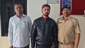 Surat : સુરત: SOGએ ઝડપેલા હાઈબ્રીડ ગાંજાનો મુખ્ય સપ્લાયર ઝડપાયો, શાળા-કોલેજના વિદ્યાર્થીઓને છૂટકમાં વેચાણ કરતો હોવાનો ખુલાસો