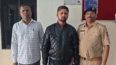 Surat : સુરત: SOGએ ઝડપેલા હાઈબ્રીડ ગાંજાનો મુખ્ય સપ્લાયર ઝડપાયો, શાળા-કોલેજના વિદ્યાર્થીઓને છૂટકમાં વેચાણ કરતો હોવાનો ખુલાસો Surat : સુરત: SOGએ ઝડપેલા હાઈબ્રીડ ગાંજાનો મુખ્ય સપ્લાયર ઝડપાયો, શાળા-કોલેજના વિદ્યાર્થીઓને છૂટકમાં વેચાણ કરતો હોવાનો ખુલાસો