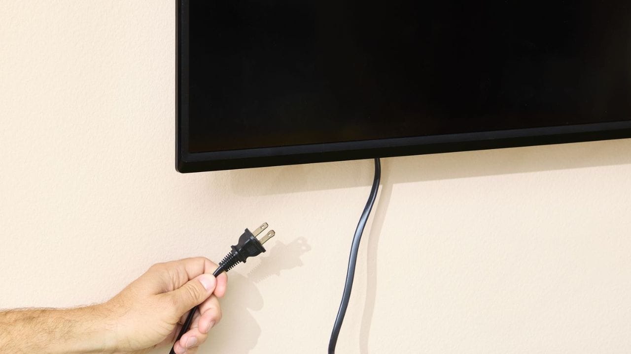 જ્યારે ટીવી ફક્ત રિમોટથી બંધ કરવામાં આવે છે, ત્યારે તે સંપૂર્ણપણે બંધ થતું નથી, પરંતુ સ્ટેન્ડબાય મોડમાં વીજળીનો ઉપયોગ ચાલુ રાખે છે. નાના ટીવી પણ વાર્ષિક 100 થી 150 રૂપિયા અને મોટા ટીવી 300 રૂપિયા સુધીનું વધારાનું બિલ ઉમેરી શકે છે.