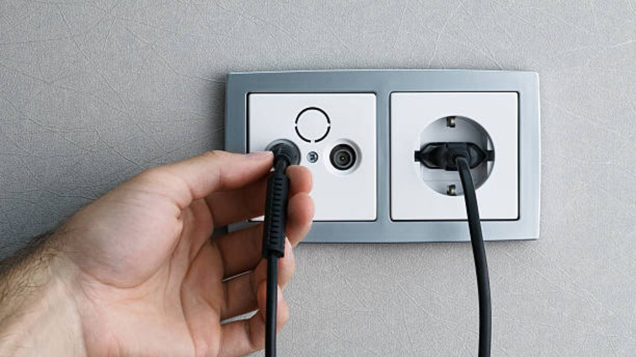 મોટા ભાગના લોકો તેમના ટીવી સાથે સ્ટેબિલાઇઝરનો ઉપયોગ કરતા નથી, જે વોલ્ટેજના વધઘટને કારણે નુકસાન પહોંચાડી શકે છે. રાત્રે વોલ્ટેજમાં અચાનક વધઘટ સર્કિટમાં ખામી પેદા કરી શકે છે, જેનાથી ટીવીને નુકસાન થવાનું જોખમ વધી જાય છે.