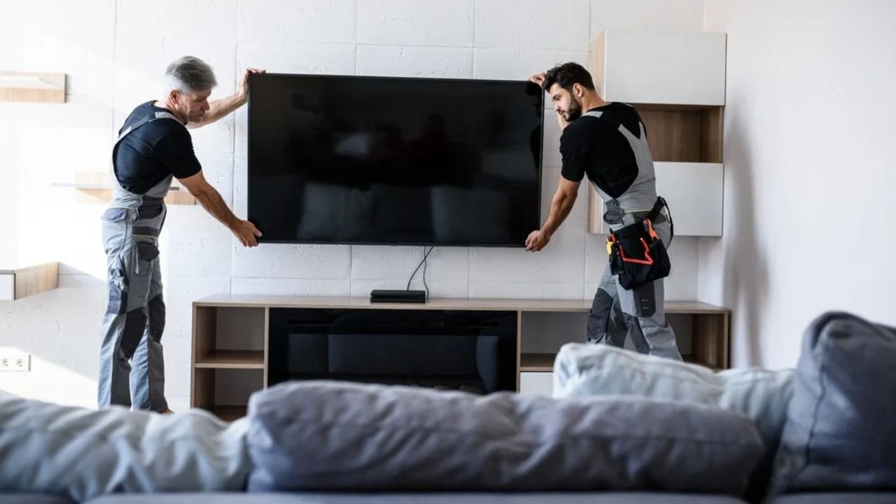 સોકેટમાંથી ટીવીને અનપ્લગ કરવાથી ઇલેક્ટ્રિકલ ખામીના કિસ્સામાં સંપૂર્ણ સલામતી સુનિશ્ચિત થાય છે. ચોમાસા અને શિયાળા દરમિયાન આ ખાસ કરીને મહત્વપૂર્ણ છે.