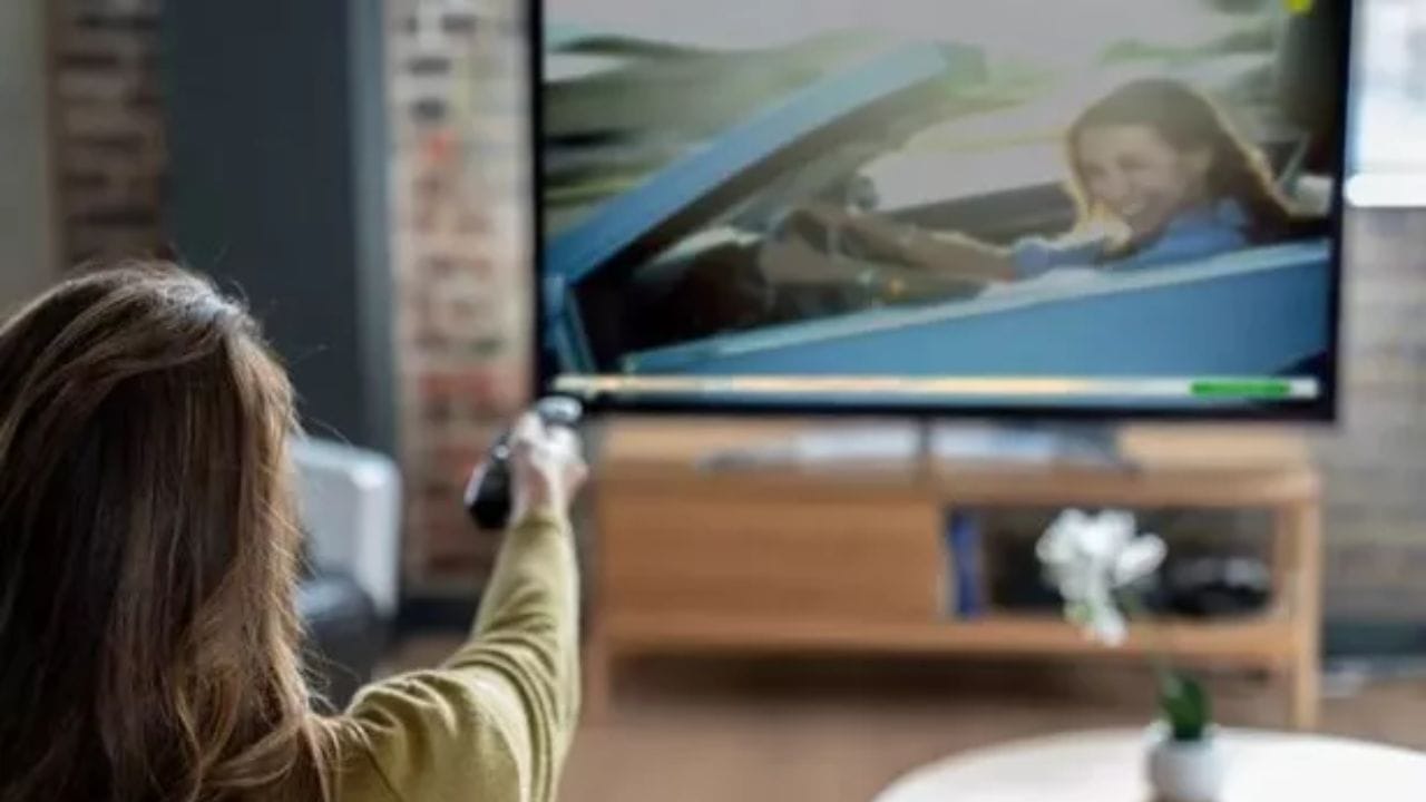 મોબાઇલ ફોનની જેમ, સમયાંતરે સ્માર્ટ ટીવીને બંધ કરવાથી તેના સોફ્ટવેરને સંપૂર્ણપણે તાજું થાય છે અને તેની કેશ મેમરી સાફ થાય છે. આ ચેનલ સ્વિચિંગ અને એપ્લિકેશન ખોલવા જેવી પ્રક્રિયાઓને ઝડપી બનાવે છે, જેનાથી ટીવી ધીમું થતું અટકાવે છે. સતત પાવર ચાલુ રાખવાથી ટ્રાન્ઝિસ્ટર અને પિક્સેલ પર અસર પડે છે, જેના કારણે સમય જતાં તેજ ઓછું થઈ શકે છે. રાતોરાત સંપૂર્ણપણે બંધ કરવાથી સ્ક્રીન લાંબા ગાળા માટે સ્પષ્ટ અને ચપળ રહે છે.