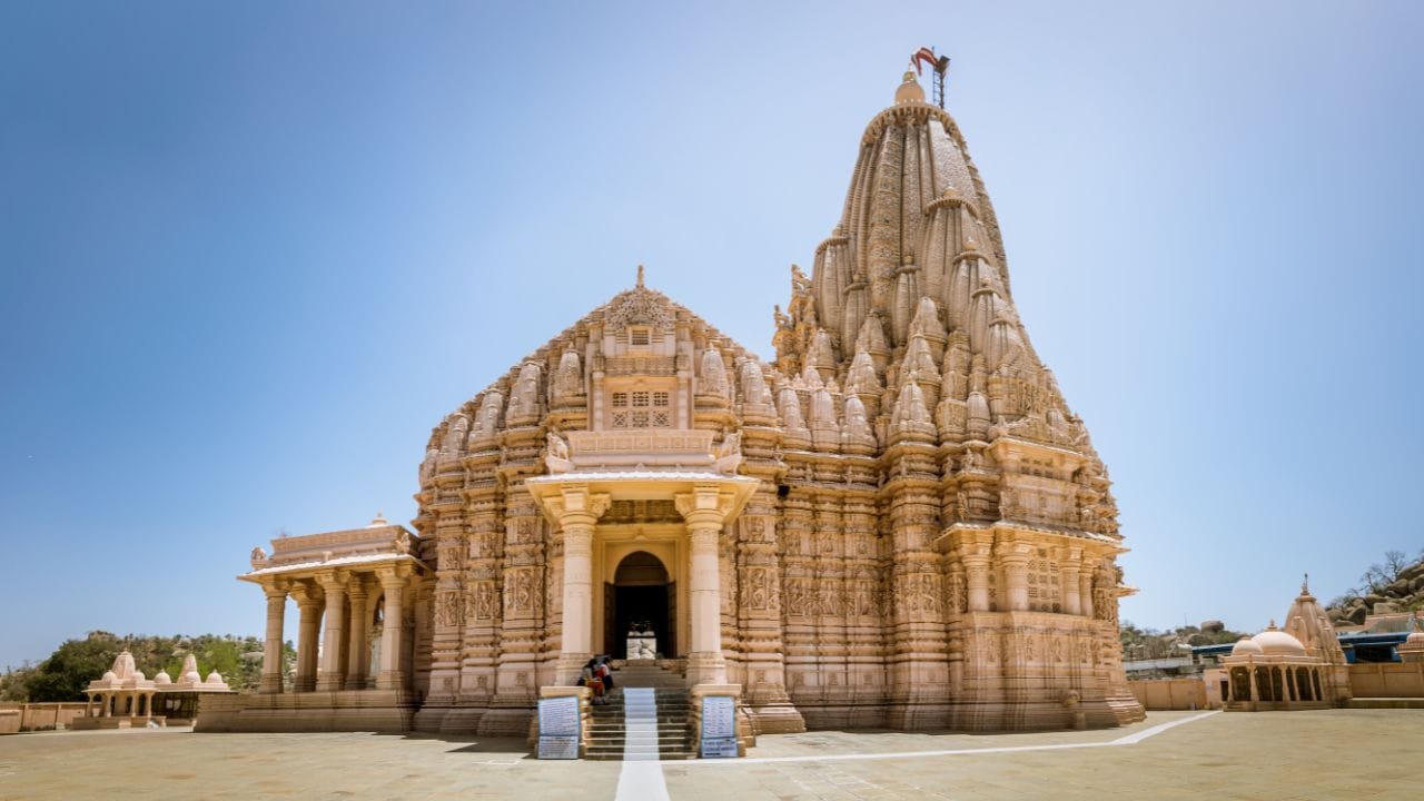 ઈ.સ. 1161માં તૈયાર થયેલું આ મંદિર મરુ-ગુર્જર સ્થાપત્યકલાકારીનું ઉત્કૃષ્ઠ ઉદાહરણ માનવું પડે. વર્ષો બાદ પણ મંદિરનો મૂળ ઢાંચો અકબંધ રીતે ઊભો છે અને આજેય નિયમિત ધાર્મિક પ્રયોગોમાં ઉપયોગમાં લેવાય છે. શિખર તથા મંડપ બંને પોતાની ખૂબ જ જટિલ શિલ્પશૈલી માટે જાણીતા છે. મંદિરનું નિર્માણ સૌથી નીચે ભૂમિજા શૈલીના નાના મિનારાઓની ત્રણ હરોળથી શરૂ થાય છે.  તેની રચનામાં સેખરી શૈલી દેખાય છે, જેમાં વિવિધ ઊંચાઈના નાના મિનારાઓ એકબીજા પર સ્તરબદ્ધ રીતે ગોઠવાયેલા હોય છે. ત્યારબાદ એક સપાટ છત જેવી રચના દેખાય છે, જે મિનારાઓના ગુણધર્મો અને કળશની કિનારી સાથે જોડાયેલું હોય છે. (Credits: - Wikipedia)