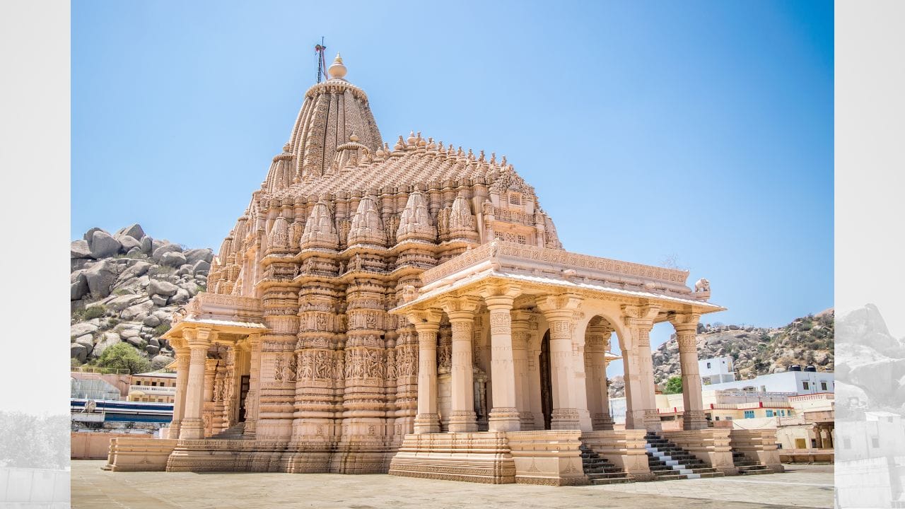 મંદિરના આંતરિક ભાગમાં દ્વિતીય તીર્થંકર ભગવાન અજિતનાથની લગભગ 2.75 મીટર ઉંચાઈની સફેદ આરસપહાણમાંથી બનાવેલી ભવ્ય પ્રતિમા સ્થાપિત છે. મુખ્ય ગર્ભગૃહની જમણી બાજુ ઋષભદેવની પ્રતિમા સાથે અન્ય 20 તીર્થંકરોના ચરણચિન્હો જોવા મળે છે. ડાબી તરફ ગૌમુખાનું મંદિર, સમવશરણની રચના તથા જાંબુદ્વિપનું ચિત્ર સ્થાન પામે છે. મંદિરના બાહ્ય મંચ પર દેવી પદ્માવતી અને રાજા કુમારપાલની મૂર્તિઓ શોભા વધારે છે. (Credits: - Wikipedia)