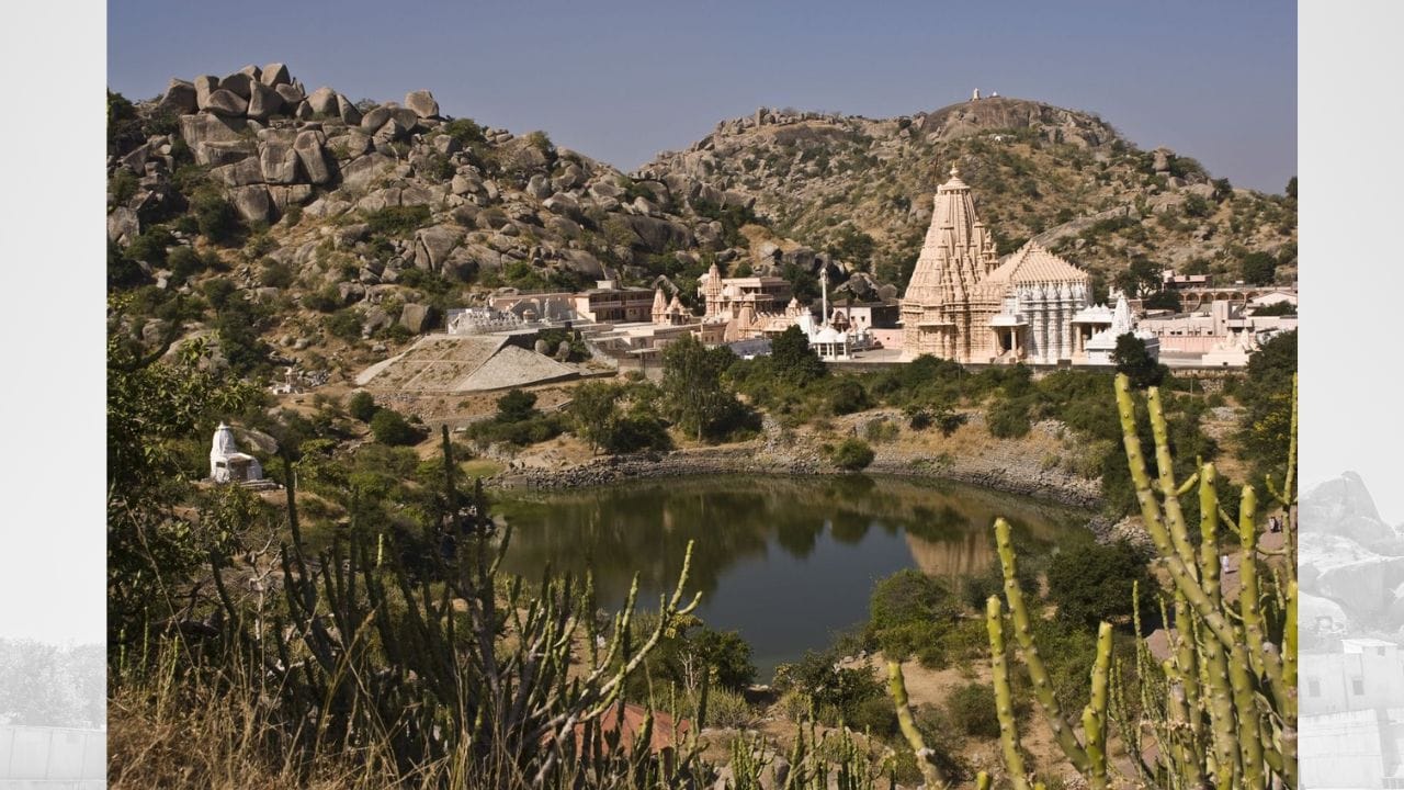 તારંગા અમદાવાદથી લગભગ 140 કિલોમીટર દૂર આવેલું એક પ્રખ્યાત જૈન તીર્થસ્થળ છે, જે તેના પ્રાચીન મંદિરો માટે વિશેષ જાણીતું છે. આ પર્વતીય વિસ્તારોને જૈનો ‘સિદ્ધ ક્ષેત્ર’ તરીકે પણ ઓળખે છે. અહીંની ટેકરીઓ પર ચૌદ દિગંબર તથા પાંચ શ્વેતાંબર મંદિરો નિર્માણિત છે. માન્યતા મુજબ, આ શિખરો પર અનેક મહાન સંતોએ સાધના કરીને મુક્તિ પ્રાપ્ત કરી હતી. (Credits: - Wikipedia)