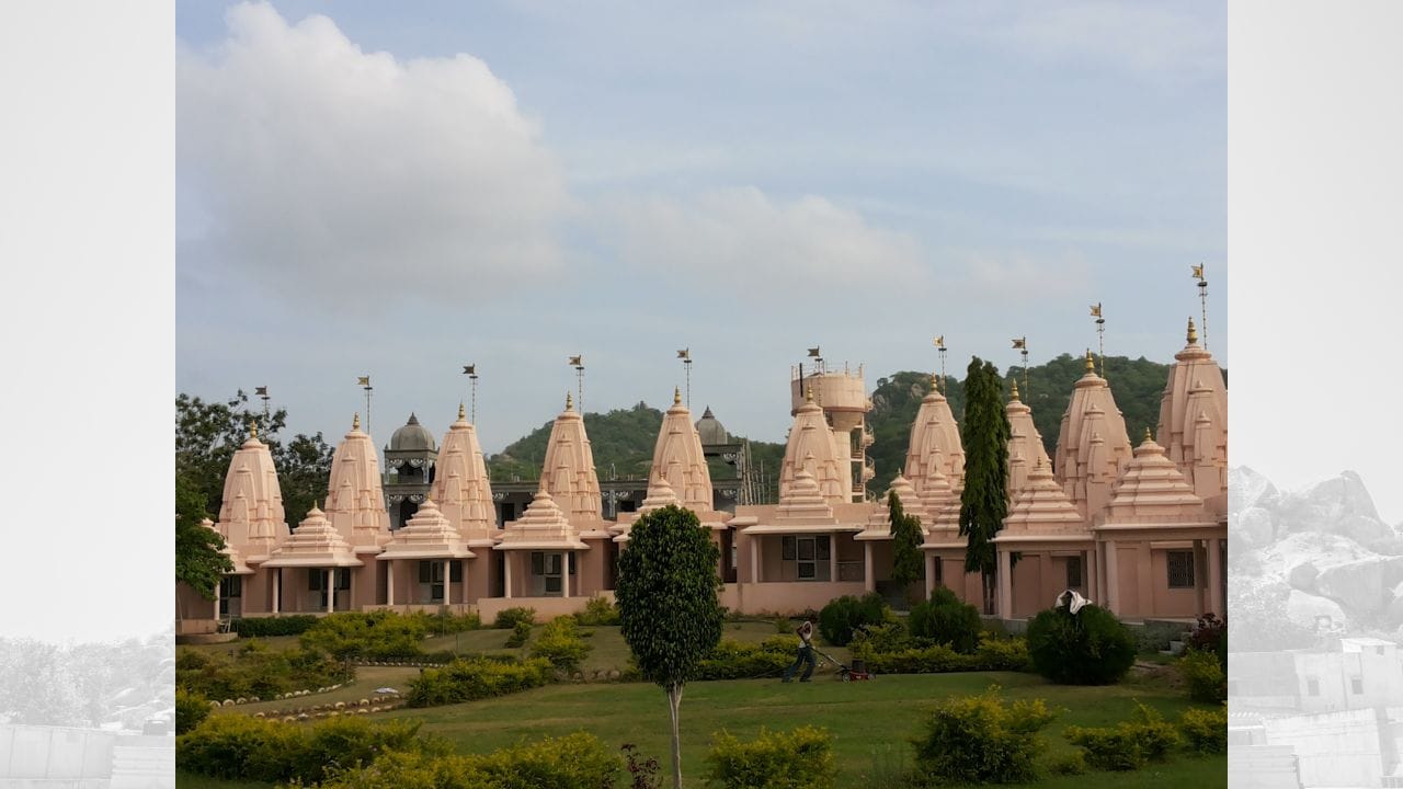 મુખ્ય મંદિરનું નિર્માણ 1143થી 1174 સુધી રાજ્ય કરનાર ચાલુક્ય શાસક કુમારપાલે કરાવ્યું હતું. આચાર્ય હેમચંદ્રની પ્રેરણા અને માર્ગદર્શન હેઠળ જૈન ધર્મ સ્વીકાર્યા પછી રાજા કુમારપાલે દ્વિતીય તીર્થંકર ભગવાન અજિતનાથને સમર્પિત આ ભવ્ય મંદિરનું નિર્માણ કરાવ્યું હતું. (Credits: - Wikipedia)