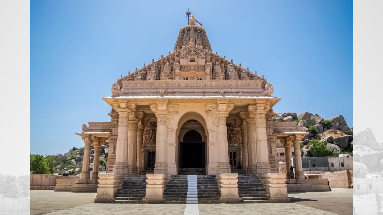 12મી સદી દરમ્યાન તારંગાની ઓળખ એક મહત્વના જૈન તીર્થરૂપે બની હતી. સોમપ્રભાચાર્ય રચિત કુમારપાલ પ્રતિબોધ ગ્રંથમાં ઉલ્લેખ મળે છે કે સ્થાનિક બૌદ્ધ શાસક વેણી વત્સરાજા અને જૈન આચાર્ય ખાપુતાચાર્યએ મળીને વિક્રમ સંવત 1241માં દેવી તારા માટે એક મંદિર બનાવ્યું હતું. એવું માનવામાં આવે છે કે આ મંદિરના નિર્માણ બાદ અહીં વસેલા નગરને ‘તારાપુર’ નામ આપવામાં આવ્યું. (Credits: - Wikipedia)