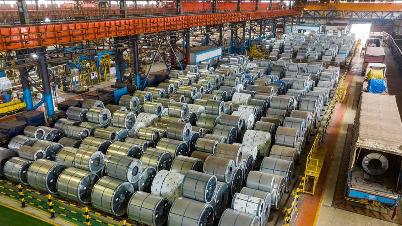 ટાટા સ્ટીલની વિસ્તરણ યોજનાઓએ તેના શેરને વેગ આપ્યો છે. તેની યોજનાનો મુખ્ય ભાગ નીલાંચલ ઇસ્પાત નિગમ લિમિટેડ (NINL) યુનિટનું વિસ્તરણ છે, જેની ક્ષમતા ટાટા સ્ટીલ 4.8 MTPA (મેટ્રિક ટન પ્રતિ વર્ષ) થી વધારીને કુલ 5.8 MTPA કરવાની યોજના ધરાવે છે, જે ભવિષ્યમાં 10 MTPA સુધી પહોંચવાની સંભાવના ધરાવે છે. વધુમાં, કંપની ઓડિશામાં 2.5 MTPA થિન-સ્લેબ કેસ્ટર અને રોલિંગ સુવિધા સ્થાપિત કરશે. તે ડાઉનસ્ટ્રીમ કામગીરીને મજબૂત બનાવવા માટે મહારાષ્ટ્રમાં 0.7 મિલિયન ટન હોટ-રોલ પિકલિંગ અને ગેલ્વેનાઇઝિંગ લાઇન પણ બનાવશે.