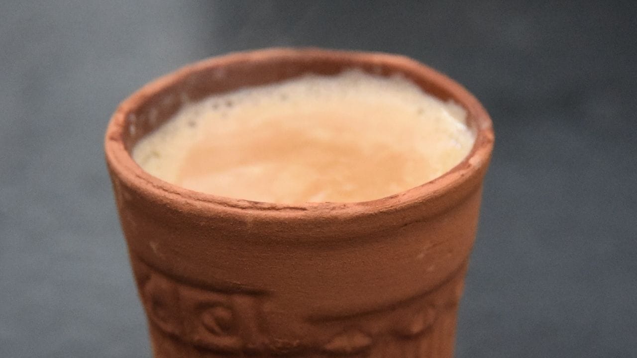 સમસ્યા એ છે કે મોટાભાગના લોકો આ બાબતથી અજાણ છે. જો તમે સારું સ્વાસ્થ્ય જાળવવા માગતા હો, તો ચા-કોફી સાથે શું ખાવું તે વિશે જાણવું જરૂરી છે. ચાલો જાણીએ કે નિષ્ણાતો કઈ વસ્તુઓ સાથે ચા અથવા કોફી લેવાનું ટાળવા સલાહ આપે છે.