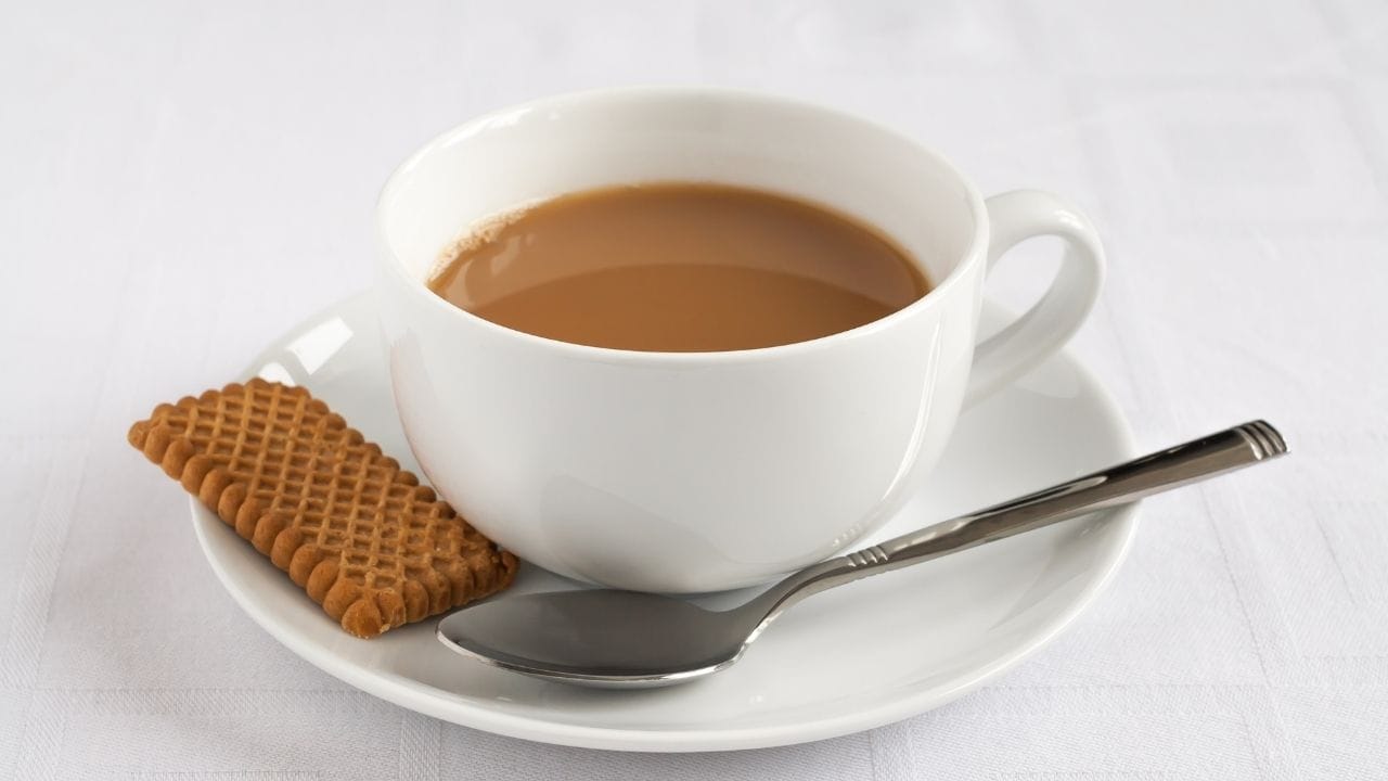 ડાયેટિશિયન ગીતિકા ચોપરા મુજબ ચા સાથે બિસ્કિટ ખાવાની આદત પણ આરોગ્યપ્રદ નથી. બજારમાં મળતા વધારેતર બિસ્કિટ રિફાઇન્ડ લોટ, ખાંડ અને અસભ્ય ચરબીથી બનેલા હોય છે. ચા સાથે લેવાથી તે બ્લડ શુગરમાં અચાનક વધારો કરી શકે છે અને વજન વધારવાનું જોખમ ઉભું કરે છે.