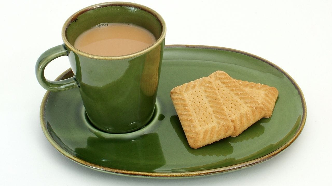 નિષ્ણાતો જણાવે છે કે ચા અને કોફીમાં રહેલા ઓક્સાલેટ્સ આયર્ન સાથે જોડાઈ તેનું શોષણ અટકાવે છે. તેથી, ચા અથવા કોફી સાથે પાલક, રાજમા, ચણા, ડ્રાયફ્રૂટ્સ જેવા આયર્ન-સમૃદ્ધ ખોરાક ન લેવો. આ આદત લાંબા ગાળે આયર્નની ઉણપનું કારણ બની શકે છે.