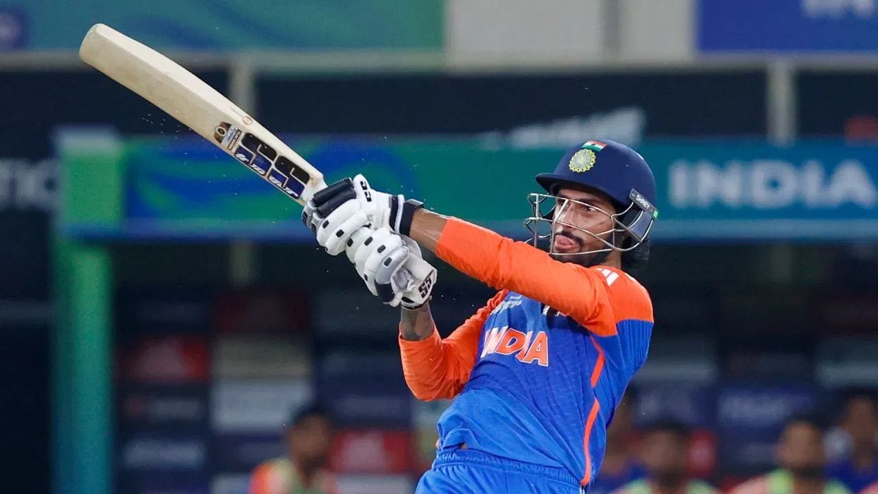 આ મેચમાં તિલક વર્માએ ધીમી ઇનિંગ રમી. તેણે 32 બોલમાં બે ચોગ્ગા અને એક છગ્ગાની મદદથી ફક્ત 26 રન બનાવ્યા. તેણે આ છગ્ગો સીધો મેદાનની બહાર ફટકાર્યો. (PC:PTI)