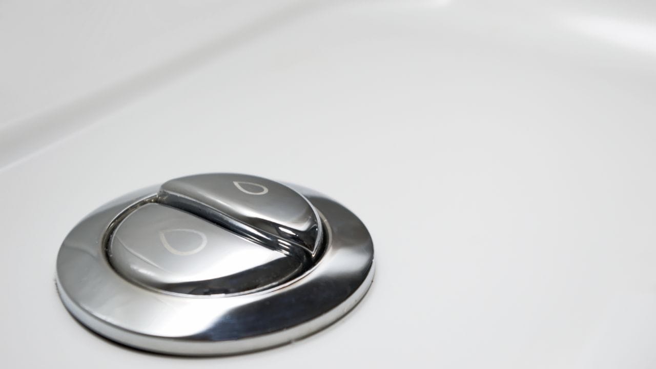 નાનું બટન (Low Flush) ફક્ત પેશાબ જેવી પ્રવાહી ફ્લશ કરવા માટે બનાવવામાં આવ્યું છે. નાનું બટન દબાવવા પર લગભગ 3 લિટર પાણી બહાર આવે છે. જ્યારે મોટું બટન (Full Flush) સ્ટૂલ ફ્લશ કરવા માટે છે. આ બટન દબાવવાથી લગભગ 6 લિટર પાણી ઉપયોગમાં લે છે. આ તમામ ફલ્સ ટેન્કની કેપેસિટીના આધારે હોય છે.આથી સ્પષ્ટ થાય છે કે જે કામ માટે જેટલું પાણી જરૂરી હોય એટલું જ છોડીને પાણીની બચત થાય છે.