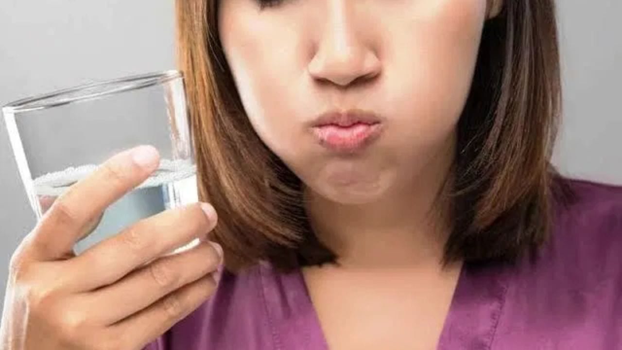 નવા ગરમ પાણીમાં અડધી ચમચી મીઠું ભેળવીને દિવસમાં 2-3 વખત કોગળા કરો. આનાથી બેક્ટેરિયા મરી જાય છે, પેઢાનો સોજો ઓછો થાય છે અને દાંત સાફ રહે છે.