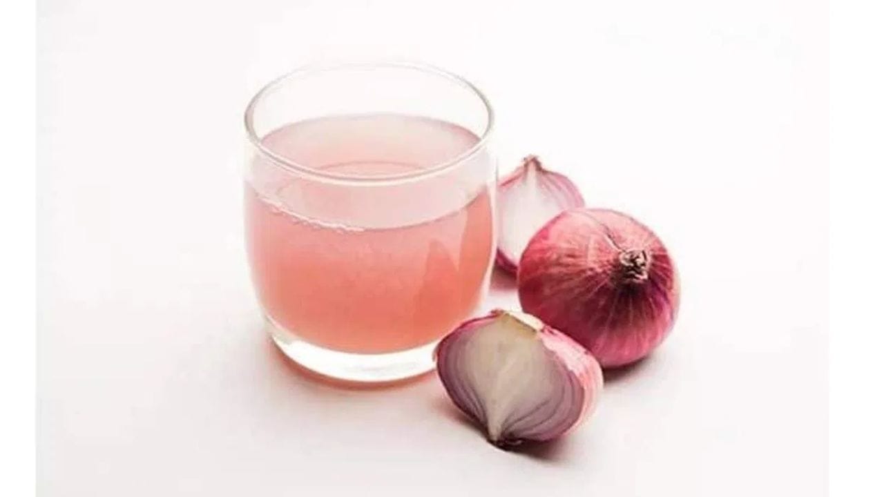 ડુંગળીમાં એન્ટિમાઇક્રોબાયલ ગુણધર્મો હોય છે. ડુંગળીનો એક નાનો ટુકડો ધીમે ધીમે ચાવો અથવા બેક્ટેરિયા ઘટાડવા માટે તેનો રસ પીડાદાયક વિસ્તારમાં લગાવો.
