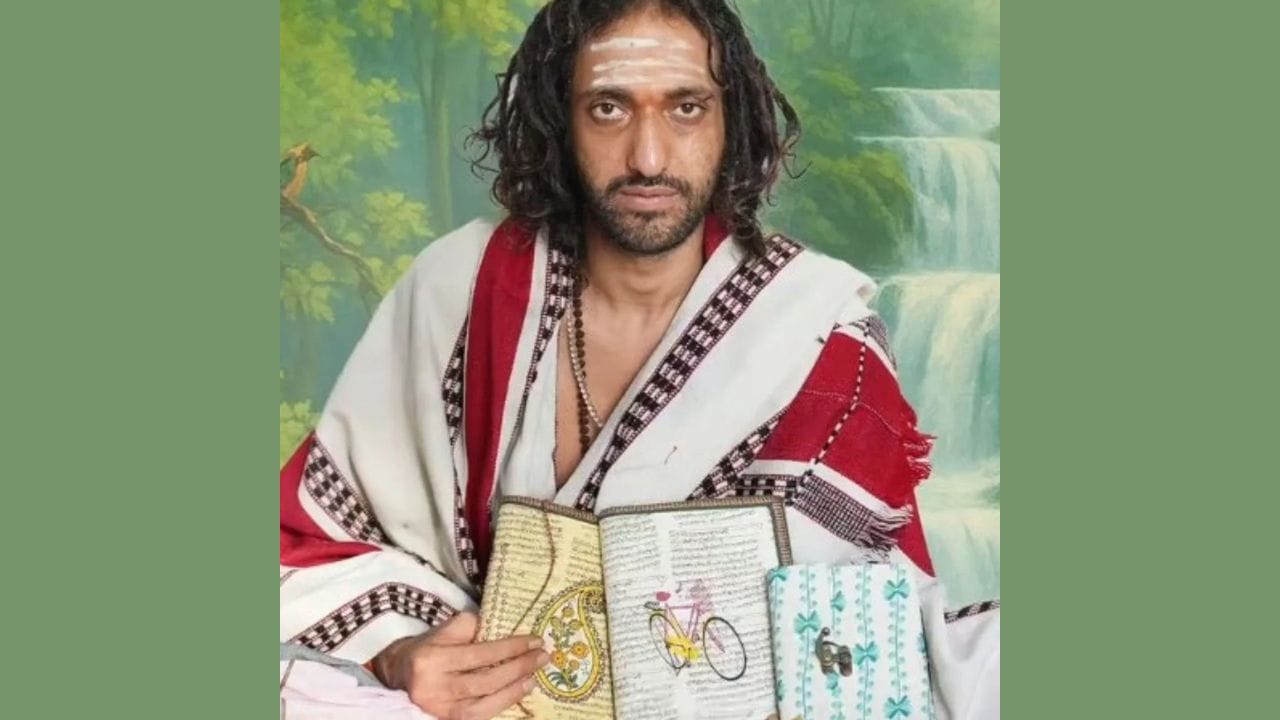 જ્યારે વિજ્ઞાન આધ્યાત્મિકતા સાથે ભળી ગયું: હરિયાણાના અભય સિંહ, જેમણે IIT બોમ્બેમાં એરોસ્પેસ એન્જિનિયરિંગનો અભ્યાસ કર્યો હતો અને પ્રયાગરાજ મહાકુંભમાં હાજરી આપવા માટે કેનેડામાં લાખોની નોકરી છોડી દીધી હતી, તે 2025નો સૌથી વિવાદાસ્પદ અને ચર્ચિત ચહેરો બન્યો. ચર્ચાનું કારણ વૈજ્ઞાનિક સૂત્રો દ્વારા આધ્યાત્મિકતાને સમજાવવાની તેમની ક્ષમતા હતી. જુના અખાડામાંથી હાંકી કાઢવામાં આવ્યા છતાં, તેઓ સોશિયલ મીડિયા પર લોકપ્રિય વ્યક્તિ રહ્યા.
