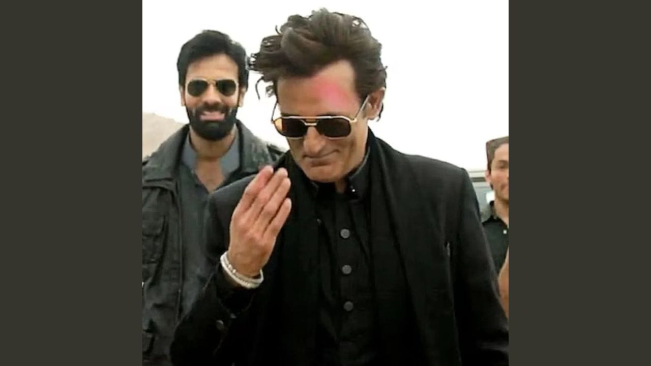 જો કોઈ અભિનેતાએ 2025માં ફક્ત તેમની પ્રતિભાના બળ પર, કોઈપણ પ્રમોશન કે PR વિના પુનરાગમન કર્યું હોય, તો તે અક્ષય ખન્ના હતા. ફિલ્મ "ધુરંધર" માં તેમના શાંત છતાં ભયાનક અભિનયની ક્લિપ્સ ઇન્સ્ટાગ્રામ પર આગની જેમ ફેલાઈ ગઈ. ચાહકોએ તેમને "અંડરરેટેડ કિંગ" ગણાવ્યા અને તેઓ શાંતિથી કોઈ ધમાલ વગર જ સોશિયલ મીડિયાનો "કિંગ" બની ગયા.
