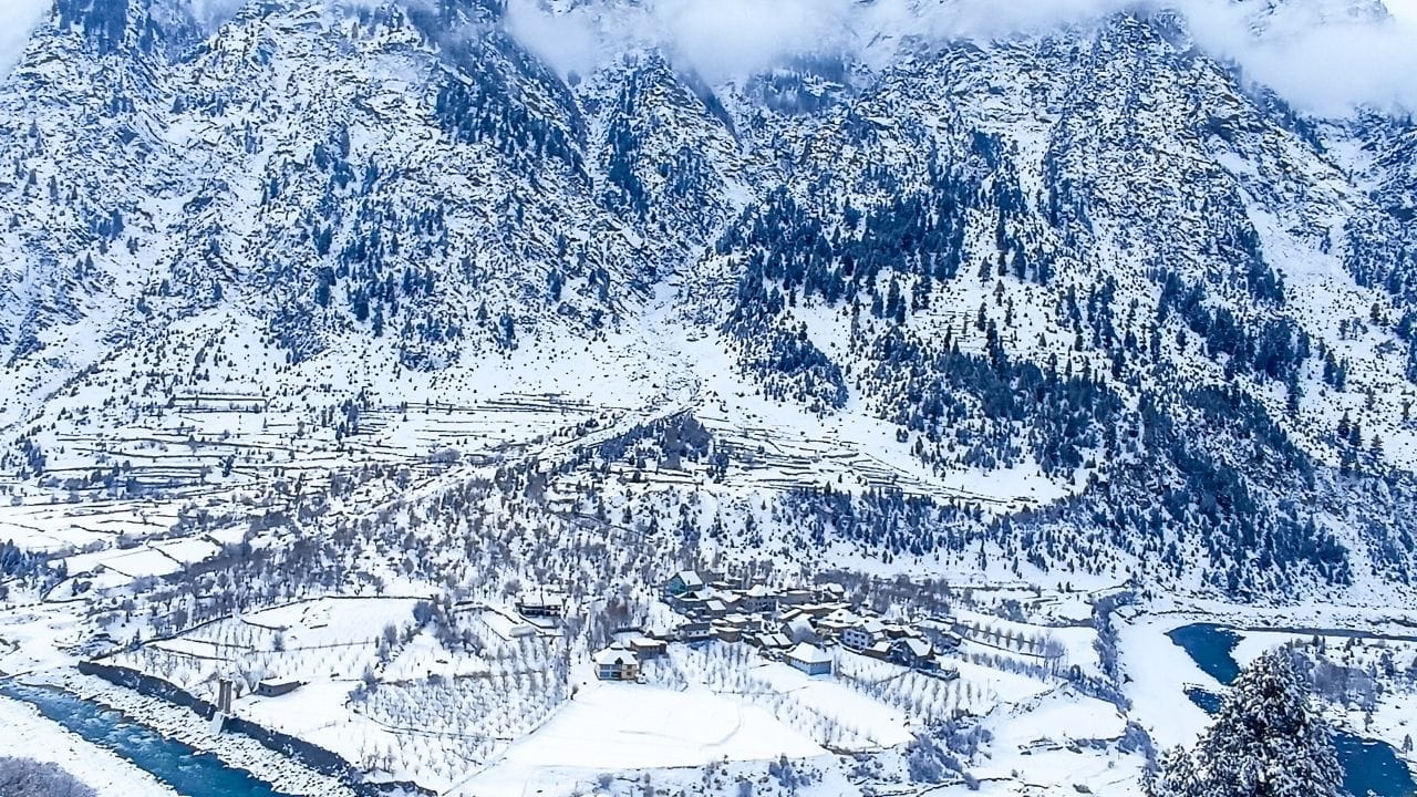 જો શિયાળામાં ફરવાનો પ્લાન બનાવવામાં આવે તો બધાના મોંઢા પર એક સ્થળ હોય છે શિમલા-મનાલી. અહી તમે ઓછા બજેટમાં સુંદર સ્થળો પર ફરી શકો છો.અહી સોલાંગ વેલી તેમજ રોહતાંગ પાસ સુંદર સ્થળોમાંથી એક છે. અહી તમને ચારે બાજુ બરફના પહાડો જોવા મળશે.