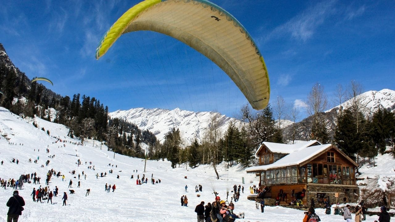 જો તમે ખરેખર બરફનો અનુભવ કરવા માંગતા હો, તો ગુલમર્ગ એક બેસ્ટ સ્થળ છે. તેની સુંદરતા તમને ખુબ જ પસંદ આવશે. સ્નો સ્કીઇંગ, સ્નોબોર્ડિંગ અને પ્રખ્યાત ગોંડલા કેબલ કાર અહીંના મુખ્ય આકર્ષણો છે.   બરફનો અનુભવ કરવા માટે ભારતના સૌથી ઠંડા અને સૌથી સુંદર સ્થળોમાંનું એક માનવામાં આવે છે.