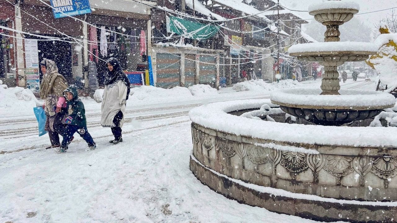 મસુરીમાં પણ તમને સ્નોફ્લો જોવા મળશે.તમને જણાવી દઈએ કે, જો તમે સ્પેશિયલ રજાઓમાં બરફ જોવાનો કે, સ્નોફ્લો જોવાનો પ્લાન કરી રહ્યા છો. તો એક વખત તે સ્થળનું હવામાન એક વખત જરુર ચેક કરી લેજો. આ બધા સ્થળોએ તમે ઓછા બજેટમાં બમણી મજા કરી શકો છો.