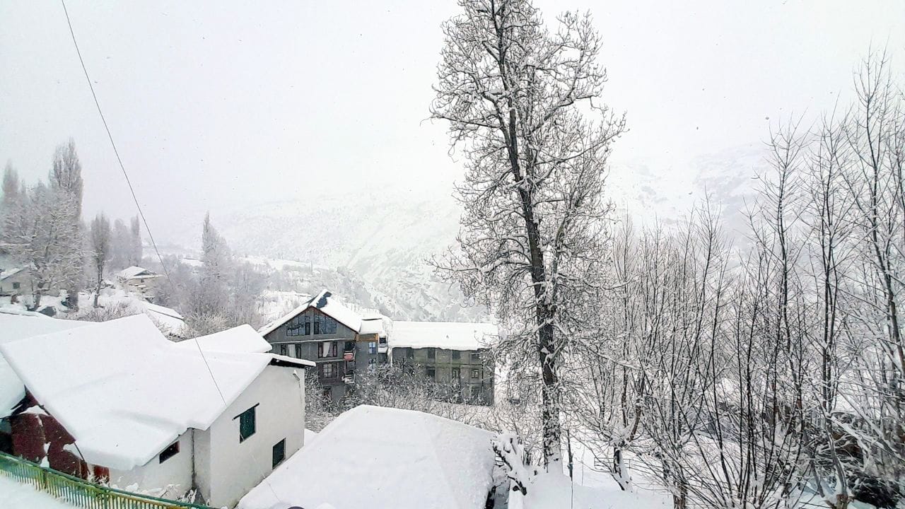 લેહ-લદ્દાખની બરફથી ઢંકાયેલી ખીણો અને શાંત વાતાવરણ જોવા મળશે. તેથી, જો તમારી પાસે વધુ સમય હોય, તો તમે આસપાસના સ્થળોની પણ મુલાકાત લઈ શકો છો.લેહ-લદ્દાખમાં રાઈડિંગ માટે એક પરફેક્ટ સ્થળ માનવામાં આવે છે.