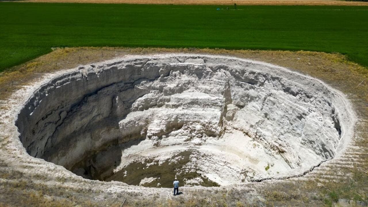 આ સિંકહોલ્સ ખેડૂતોની વિશાળ ખેતીની જમીનને ગળી રહ્યા છે, જેના કારણે તેઓ ભયભીત થઈ ગયા છે. ડ્રોન છબી દર્શાવે છે કે આ ખાડાઓ 100 ફૂટ પહોળા અને ઘણા ફૂટ ઊંડા છે. વૈજ્ઞાનિકોએ હજુ સુધી આ ખાડાઓ પાછળનું રહસ્ય શોધી કાઢ્યું નથી.