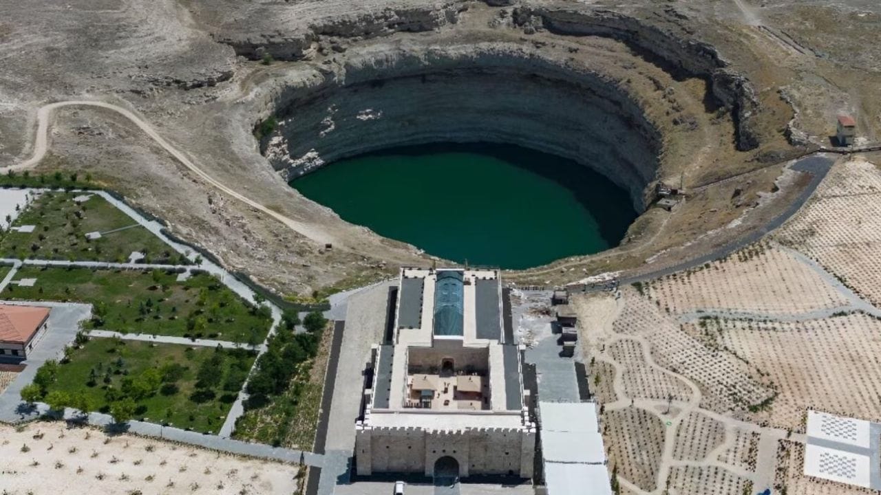 વિશાળ સિંકહોલ્સ સૂચવે છે કે પૃથ્વી પાતાળમાં ડૂબી રહી છે. કોન્યા ટેકનિકલ યુનિવર્સિટીના પ્રોફેસરો પણ સંશોધનમાં રોકાયેલા છે. જોકે આ સિંકહોલ્સ 2000 માં શરૂ થયા હતા, તાજેતરના સમયમાં તેમની સંખ્યા ઝડપથી વધી રહી છે.