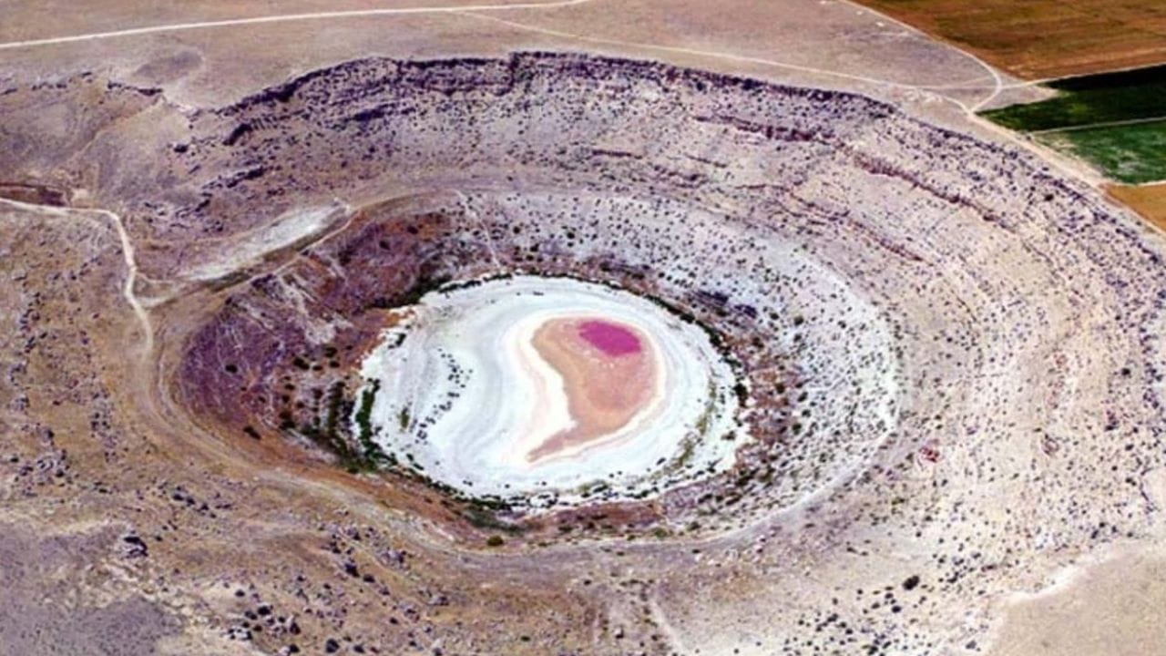 દુષ્કાળ અને આબોહવા પરિવર્તનને કારણે તુર્કીમાં ભૂગર્ભજળનું સ્તર ઝડપથી ઘટી રહ્યું છે, ભૂગર્ભ ગુફાઓ અને ખાલી જગ્યાઓ નબળી પડી રહી છે, જેના કારણે જમીનનું સ્તર નીચે આવી રહ્યું છે. વરસાદના અભાવે આ ઇસ્લામિક દેશમાં આ એક ક્રોનિક દુષ્કાળ છે.