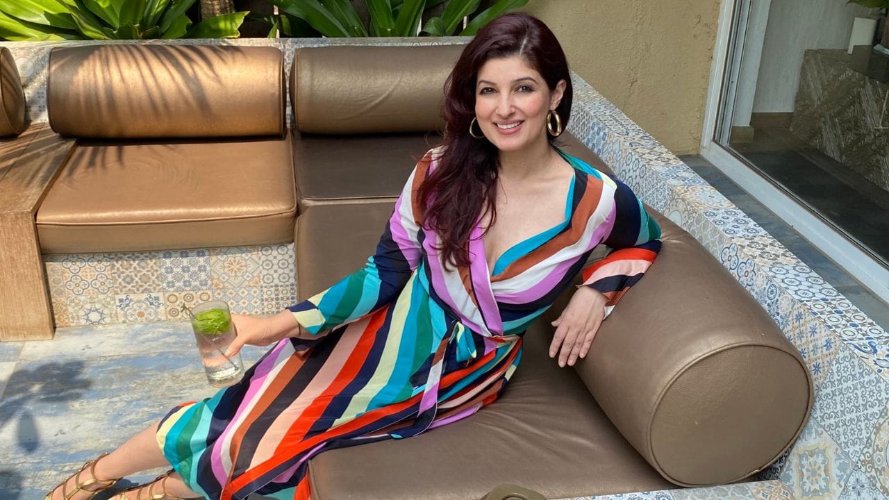 ટ્વિંકલ ખન્નાનો જન્મ 29 ડિસેમ્બર 1973ના રોજ મહારાષ્ટ્રના બોમ્બેમાં થયો હતો, જે હિન્દી ફિલ્મના અનુભવી કલાકારો ડિમ્પલ કાપડિયા અને રાજેશ ખન્નાની બે પુત્રીઓમાં પહેલી હતી,