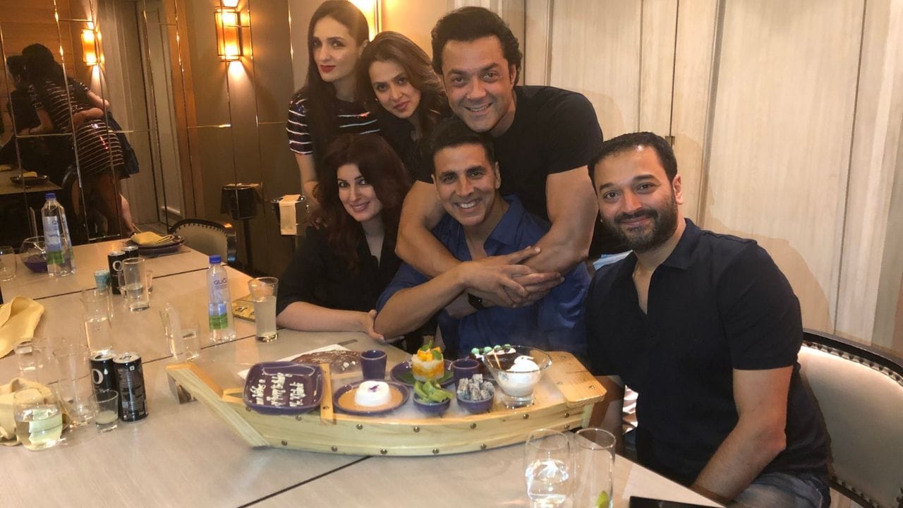 અક્ષય અને ટ્વિંકલના લગ્ન 24 વર્ષ પહેલા થયા હતા.ટ્વિંકલ ખન્નાની કુલ સંપત્તિ લગભગ 250 કરોડ રૂપિયા છે.