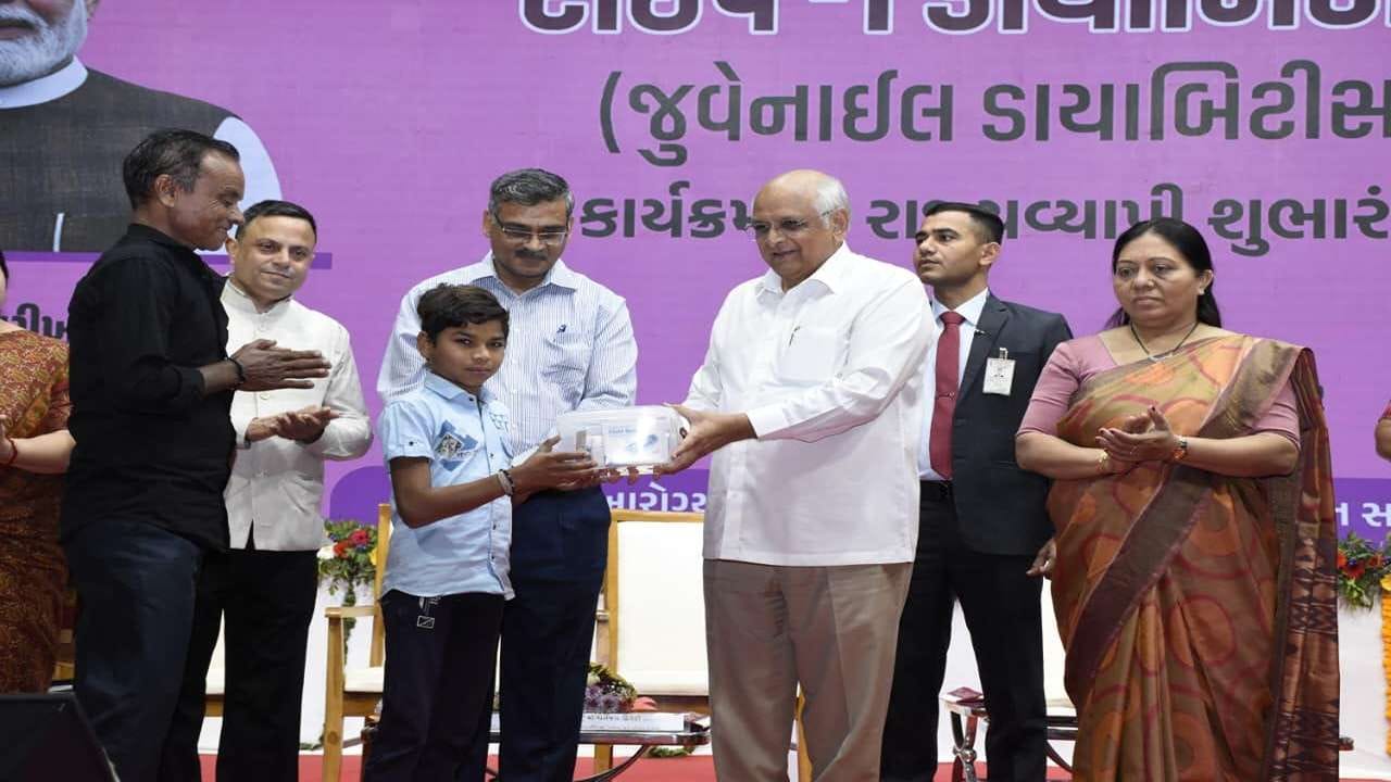 ગુજરાતના મુખ્યમંત્રી ભૂપેન્દ્ર પટેલે, ટાઈપ-1 ડાયાબિટીસ- જુવેનાઈલ ડાયાબિટીસ રાજ્યવ્યાપી અભિયાનનો આરંભ કરાવવાના અવસરે ટાઈપ-1 ડાયાબિટીસ ધરાવતા બાળકોને સારવાર કિટનું વિતરણ કરતાં કહ્યું કે, આવા બાળકોની સારવારનો બોજ પરિવાર પર ન આવી પડે તે માટે રાજ્ય સરકાર નિ:શુલ્ક ઈન્જેક્શનો તથા ગ્લુકોમિટર અને અન્ય જરૂરી સારવાર સામગ્રી પૂરી પાડે છે. 