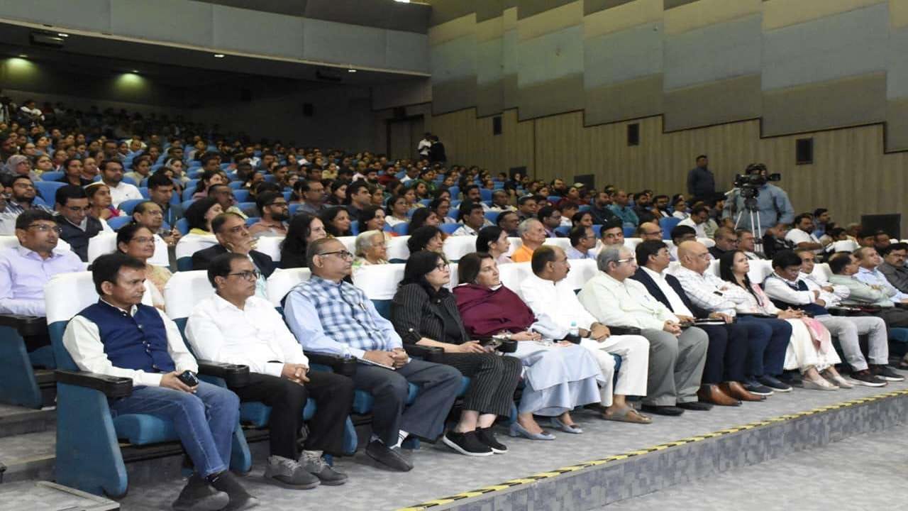 વડાપ્રધાન નરેન્દ્રભાઈ મોદીએ દેશમાં વધતી જતી મેદસ્વિતા બાબતે લોકોને સાવચેત થવા ભોજનમાં 10 ટકા તેલનો ઉપયોગ ઘટાડવા અને નિયમિત વ્યાયામને જીવનનો ભાગ બનાવાવાની અપીલ કરી છે, તેને સૌ લોકો અપનાવે તેવો અનુરોધ મુખ્યમંત્રીએ કર્યો હતો.