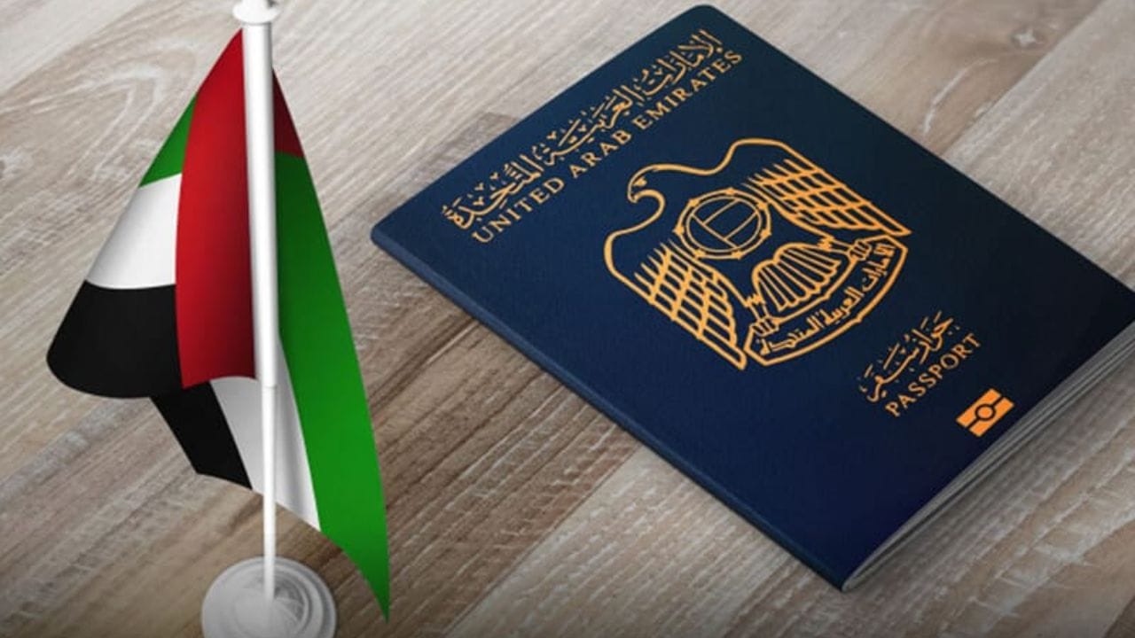 UAE વ્યવસાય માટે વિશ્વના સૌથી આકર્ષક સ્થળોમાંનું એક છે. 10 વર્ષના રેસિડેન્સ વિઝા મેળવવા માટે, વ્યક્તિએ ઓછામાં ઓછા 2 મિલિયન દિરહામ (આશરે ₹5 કરોડ) ની મિલકતમાં રોકાણ કરવું પડશે. UAE વ્યક્તિગત આવકવેરો, મૂડી લાભ કર, નેટ વર્થ કર અથવા અન્ય કોઈપણ કર લાદતું નથી.
