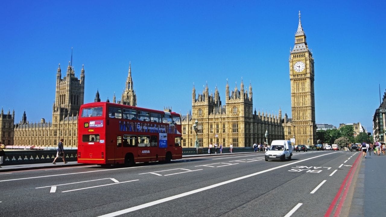 યુકે સરકારે કુશળતા, પગાર અને અંગ્રેજી ભાષાના માપદંડોને વધુ કડક બનાવ્યા છે. જેના કારણે વર્ક વિઝા મેળવવાની પ્રક્રિયા પહેલાં કરતાં વધુ મુશ્કેલ બની ગઈ છે. નવી નીતિ અમલમાં આવ્યા બાદ આરોગ્યસંભાળ ક્ષેત્રે વિઝા આપવામાં 67% નો ઘટાડો નોંધાયો છે, જ્યારે નર્સિંગ ક્ષેત્રે આ ઘટાડો 79% જેટલો ઊંચો રહ્યો છે. આઇટી પ્રોફેશનલ્સ માટે પણ વિઝાની સંખ્યા ઘટી છે, જેના કારણે ટેક ક્ષેત્રમાં યુકેમાં જવાની તકો મર્યાદિત થઈ રહી છે.