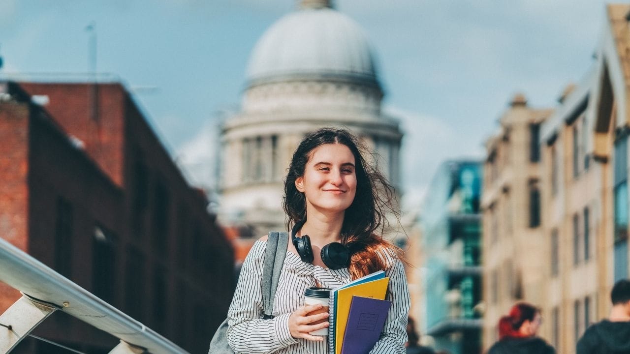 વર્ક વિઝાની સાથે વિદ્યાર્થીઓ માટેના નિયમોમાં પણ મહત્વના ફેરફારો કરવામાં આવ્યા છે. લોકપ્રિય ગ્રેજ્યુએટ રૂટ વિઝાનો સમયગાળો બે વર્ષથી ઘટાડીને 18 મહિના કરવામાં આવ્યો છે. ભાષા અને નાણાકીય માપદંડોમાં કડકાઈ લાવવામાં આવી છે. ઉપરાંત, અભ્યાસ દરમ્યાન આશ્રિતો લાવવા પર મૂકાયેલા નિયંત્રણો કારણે ઘણા ભારતીય વિદ્યાર્થીઓ માટે યુકેમાં અભ્યાસ બાદ નોકરી મેળવવાનું વધુ પડકારજનક બની ગયું છે.