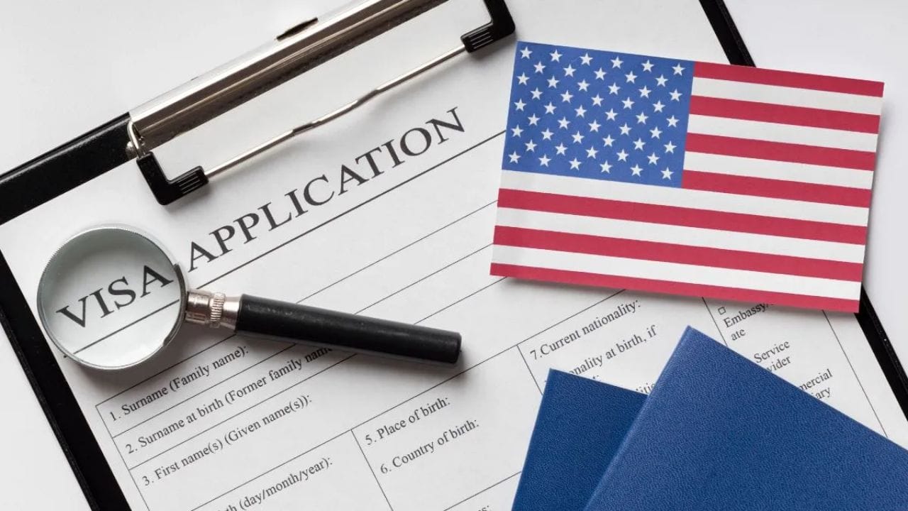 ભારતમાં યુએસ એમ્બેસીએ સ્પષ્ટ કર્યું છે કે જે લોકોનું લક્ષ્ય યુનાઇટેડ સ્ટેટ્સમાં બાળકને જન્મ આપીને અમેરિકન નાગરિકતા મેળવવાનું છે તેમને પ્રવાસી વિઝા આપવામાં આવશે નહીં. યુએસ એમ્બેસીએ એક ચોંકાવનારા નિવેદનમાં જણાવ્યું છે કે જો કોઈ સંકેત મળે કે કોઈ પ્રવાસી અમેરિકન ભૂમિ પર જન્મ આપીને નાગરિકતા મેળવવાનો શોર્ટકટ શોધી રહ્યો છે, તો યુએસ વિઝા અરજી પર પ્રક્રિયા કરશે નહીં.