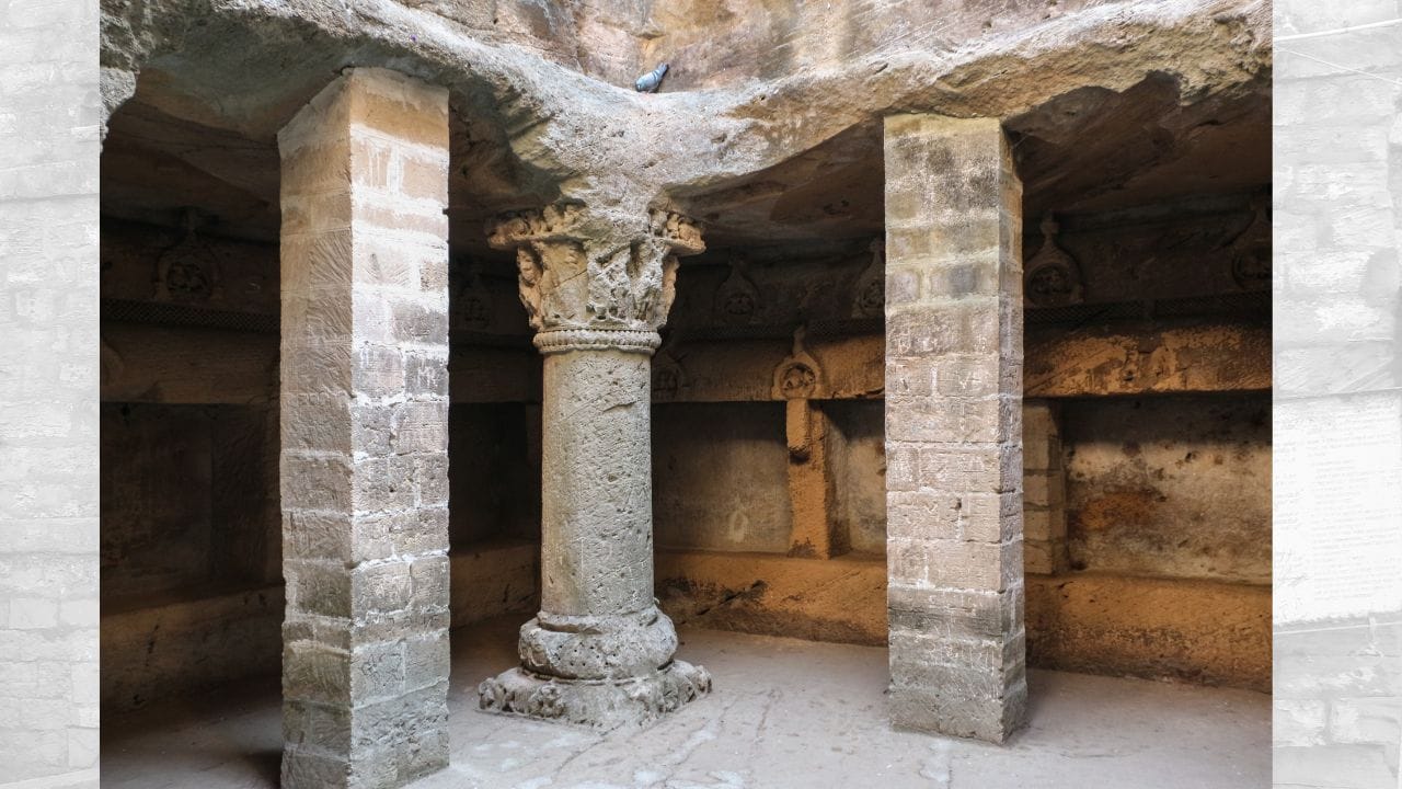 આ ઘટના પછી કાઠિયારો વંથલી પરત ફર્યો અને પોતાની આ શોધ વિશે ત્યાંના ચુડાસમા શાસકને માહિતગાર કર્યો. રાજાએ તરત જ જંગલ સાફ કરવાનો આદેશ આપ્યો. જ્યારે આખો વિસ્તાર જંગલમુક્ત થયો, ત્યારે એક વિશાળ અને પ્રાચીન કિલ્લો સ્પષ્ટ રીતે નજરે આવ્યો. જોકે, આ સ્થળના ભૂતકાળ વિશે તપસ્વી સિવાય કોઈ વિશેષ માહિતી આપી શકે એવું કોઈ ન મળ્યું. અંતે, તેના પ્રાચીન સ્વરૂપને દર્શાવતું યોગ્ય નામ આપી, આ સ્થળને “જુનાગઢ” તરીકે ઓળખવામાં આવ્યું. (Credits: - Wikipedia)