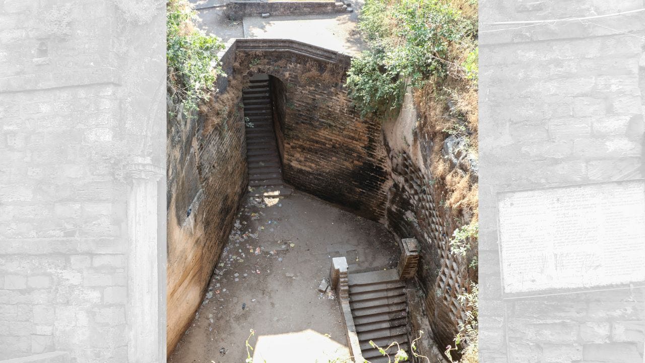 ઈ.સ. 1893–94 દરમિયાન જૂનાગઢ રાજ્યના દિવાન હરિદાસ વિહારીદાસના માર્ગદર્શન હેઠળ કિલ્લાનું સંરક્ષણ અને પુનઃસંગ્રહ કાર્ય હાથ ધરવામાં આવ્યું હતું. ત્યારબાદ, જુલાઈ 2020માં ગુજરાત સરકારે કિલ્લા તેમજ તેની અંદર આવેલી વિવિધ ઐતિહાસિક રચનાઓના પુનઃસ્થાપન માટે અંદાજે ₹44.46 કરોડના ખર્ચે વિશાળ પ્રોજેક્ટ શરૂ કર્યો. આ પુનઃસ્થાપન કાર્યને આશરે 18 મહિનામાં પૂર્ણ કરવાનો લક્ષ્ય નક્કી કરવામાં આવ્યો હતો. ( આ માહિતી વિવિધ ઐતિહાસિક તથ્યો અને સંશોધનો પર આધારિત છે.  વિગતવાર માહિતી માટે, ઇતિહાસના પ્રમાણભૂત ગ્રંથો અને સંશોધનોનો અભ્યાસ કરવો ઉચિત રહેશે.)  (Credits: - Wikipedia)