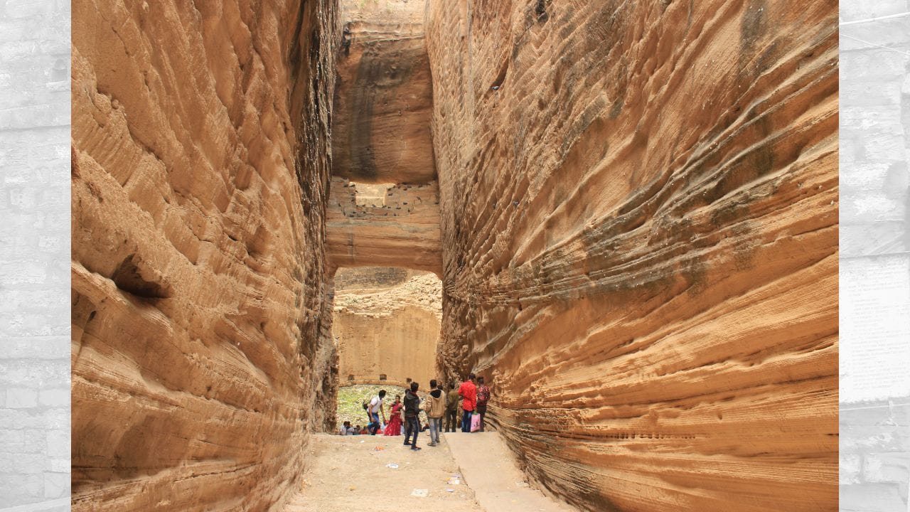 વામનસ્થળીમાં ચુડાસમા વંશના કેટલાક રાજાઓ શાસન કરતા હતા તે સમયમાં એક દિવસ એક કાઠિયારો જંગલમાં લાકડું કાપતા કાપતા એક અજાણી જગ્યા સુધી પહોંચી ગયો. ત્યાં તેને પથ્થરથી બનેલી દીવાલો અને વિશાળ દરવાજાઓના અવશેષો નજરે પડ્યા. તે સ્થળની નજીક એક તપસ્વી પુરુષ ધ્યાનમગ્ન અવસ્થામાં બેઠા હતા. કાઠિયારાએ તેમની પાસે આ સ્થળના નામ અને તેના ઇતિહાસ વિશે જાણકારી માગી, ત્યારે તપસ્વીએ માત્ર એટલું કહ્યું કે આ જગ્યા “જુનું” નામે ઓળખાય છે. (Credits: - Wikipedia)