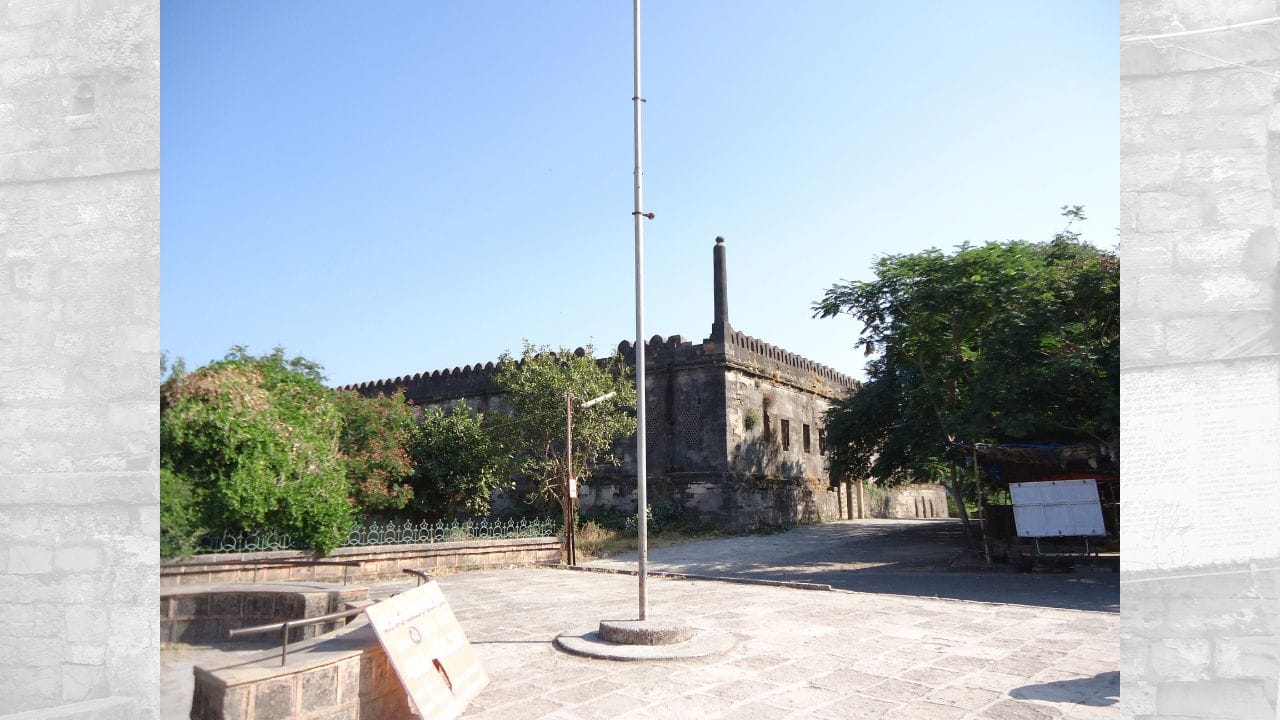 આ દંતકથાના આધાર પર એવું અનુમાન કરી શકાય છે કે રાજા ગ્રહરિપુએ આ કિલ્લાની પ્રથમ વખત ફરી ઓળખ કરી હશે અથવા તેનું પુનઃનિર્માણ કરાવ્યું હશે. પરંતુ ત્યારબાદ કોઈ કારણસર આ કિલ્લો ફરી ઉપેક્ષિત બની ગયો. ગ્રહરિપુ પછી સત્તામાં આવેલા ચુડાસમા શાસક નવઘણએ આ સ્થળને ફરી શોધી બહાર કાઢ્યું હોવાનું માનવામાં આવે છે અને ત્યારપછી તેણે પોતાની રાજધાની ચુડાસમા રાજ્યની વંથલીમાંથી ખસેડીને જુનાગઢમાં સ્થાપિત કરી હશે. (Credits: - Wikipedia)