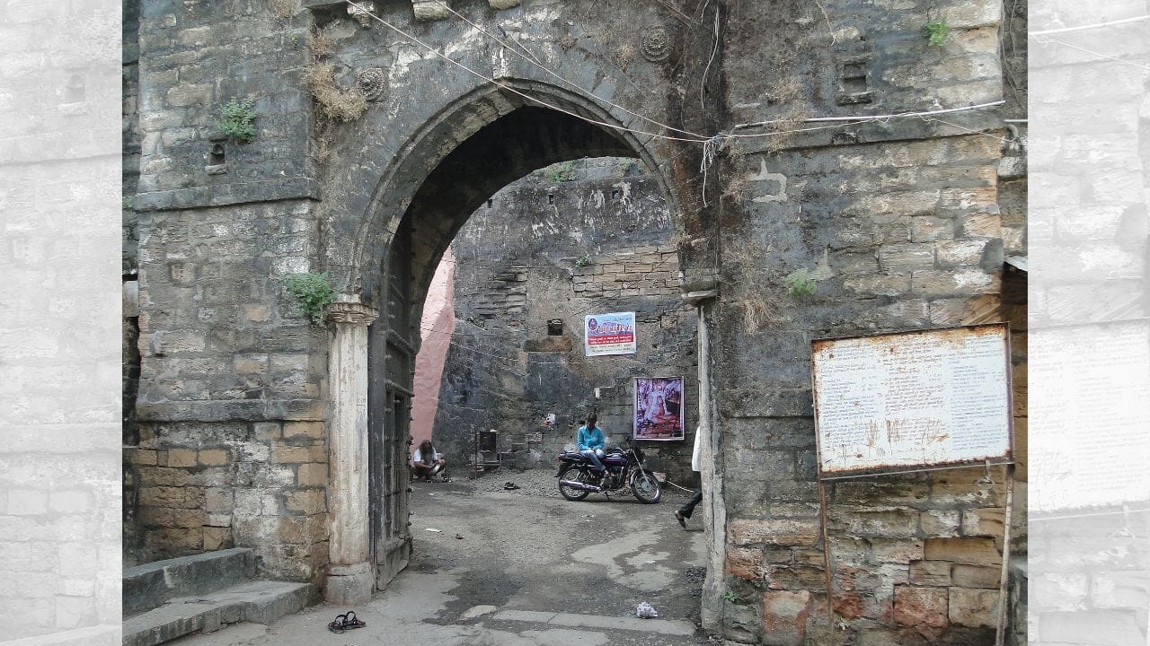 10મી સદી દરમિયાન ચુડાસમા વંશના રાજા ગ્રહરિપુએ જંગલોથી ઢંકાયેલા જૂના કિલ્લાને સાફ કરી તેને ફરી પ્રચલિત બનાવ્યો હતો. આચાર્ય હેમચંદ્રના દ્વ્યાશ્રયમાં મળતા સંદર્ભોના આધારે એવું માનવામાં આવે છે કે આજના સ્વરૂપમાં દેખાતો કિલ્લાનો મૂળ આધાર ગ્રહરિપુના સમયમાં નાખવામાં આવ્યો હતો. કિલ્લાની ફરી શોધ અને તેના પુનઃઉદ્ભવને લઈને વિવિધ દંતકથાઓ પણ પ્રચલિત છે, જે તેની ઐતિહાસિક મહત્વતા તરફ ઈશારો કરે છે. (Credits: - Wikipedia)